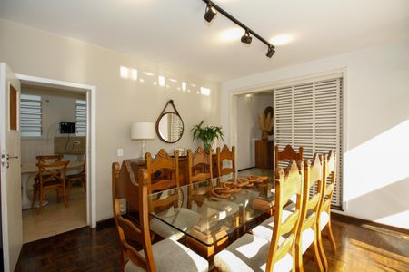 Casa à venda com 1300m², 4 quartos e 5 vagas Casa à venda com 1300m², 4 quartos e 5 vagasSala de Jantar