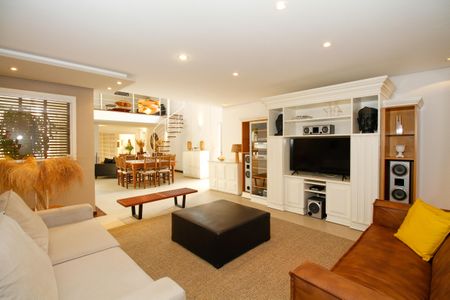 Casa à venda com 1300m², 4 quartos e 5 vagas Casa à venda com 1300m², 4 quartos e 5 vagasSala de Tv