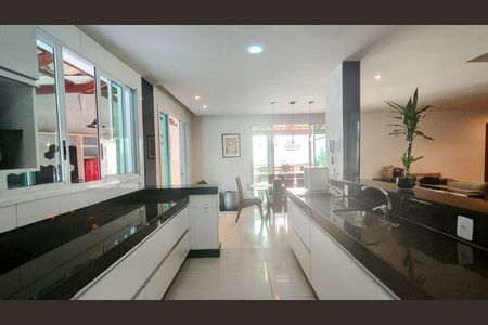 Casa de condomínio à venda com 520m², 4 quartos e 3 vagasCozinha