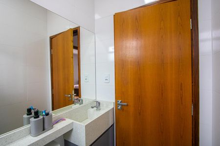 Casa à venda com 209m², 4 quartos e 2 vagasBanheiro social