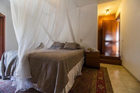 Casa de condomínio à venda com 320m², 4 quartos e 2 vagasSuíte master