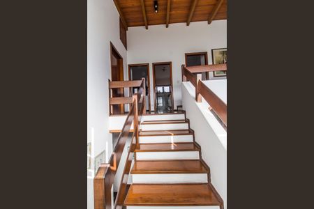 Casa de condomínio à venda com 320m², 4 quartos e 2 vagasEscada