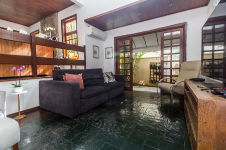 Casa de condomínio à venda com 320m², 4 quartos e 2 vagasSala de TV