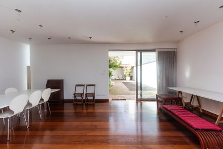 Casa à venda com 220m², 4 quartos e 4 vagasSala