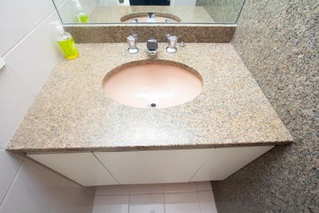 Casa à venda com 220m², 4 quartos e 4 vagasBanheiro 2