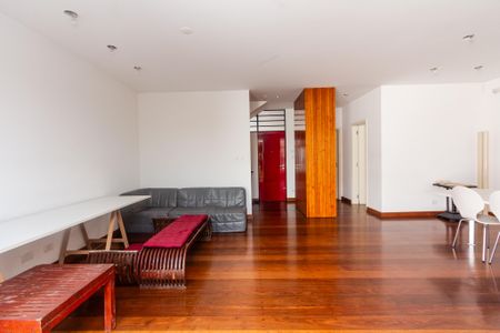 Casa à venda com 220m², 4 quartos e 4 vagasSala