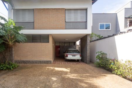 Casa à venda com 220m², 4 quartos e 4 vagasFachada