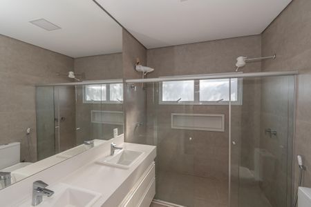 Casa de condomínio para alugar com 205m², 3 quartos e 4 vagas Casa de condomínio para alugar com 205m², 3 quartos e 4 vagasBanheiro da Suíte 1