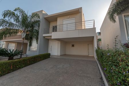 Casa de condomínio para alugar com 205m², 3 quartos e 4 vagas Casa de condomínio para alugar com 205m², 3 quartos e 4 vagasFachada