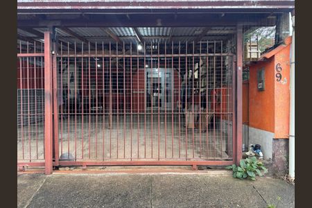 Casa à venda com 54m², 2 quartos e 4 vagas Casa à venda com 54m², 2 quartos e 4 vagasFachada