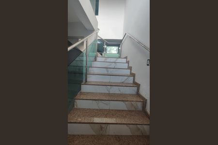 Casa de condomínio à venda com 360m², 3 quartos e 3 vagasEscada