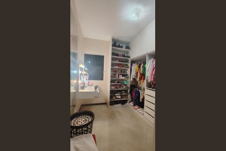 Casa de condomínio à venda com 360m², 3 quartos e 3 vagasCloset