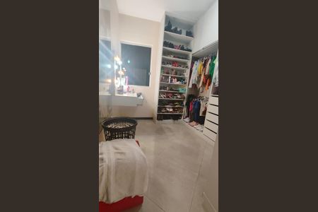 Casa de condomínio à venda com 360m², 3 quartos e 3 vagasCloset