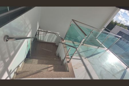 Casa de condomínio à venda com 360m², 3 quartos e 3 vagasEscada