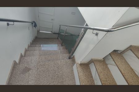 Casa de condomínio à venda com 360m², 3 quartos e 3 vagasEscada