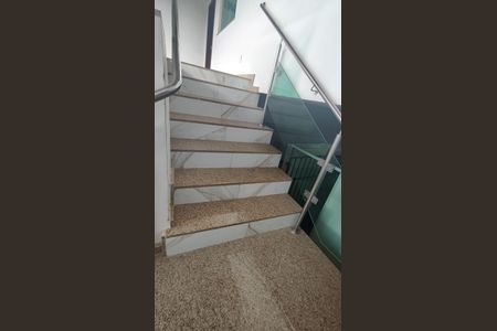 Casa de condomínio à venda com 360m², 3 quartos e 3 vagasEscada