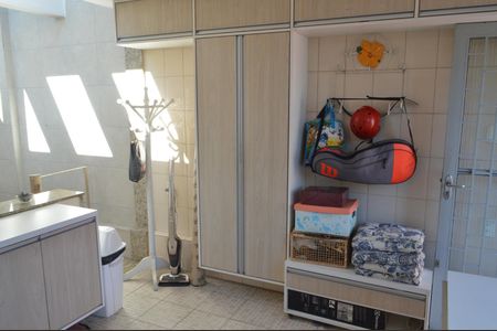 Casa para alugar com 782m², 5 quartos e 2 vagas Casa para alugar com 782m², 5 quartos e 2 vagasÁrea de Serviço - Casa 2