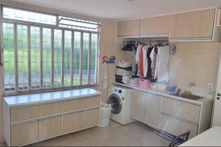 Casa para alugar com 782m², 5 quartos e 2 vagas Casa para alugar com 782m², 5 quartos e 2 vagasÁrea de Serviço - Casa 2