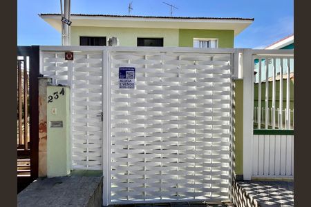 Casa para alugar com 210m², 2 quartos e 2 vagasFachada