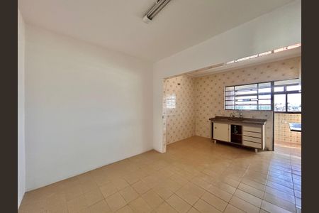 Casa para alugar com 210m², 2 quartos e 2 vagasCozinha 