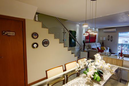 Casa de condomínio à venda com 177m², 4 quartos e 3 vagas Casa de condomínio à venda com 177m², 4 quartos e 3 vagasSala