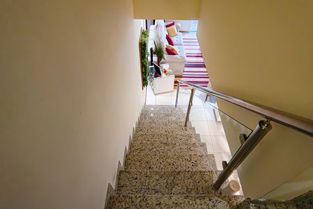 Casa de condomínio à venda com 177m², 4 quartos e 3 vagas Casa de condomínio à venda com 177m², 4 quartos e 3 vagasEscada