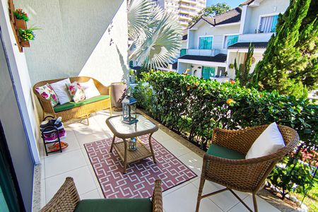 Casa de condomínio à venda com 177m², 4 quartos e 3 vagas Casa de condomínio à venda com 177m², 4 quartos e 3 vagasÁrea Externa