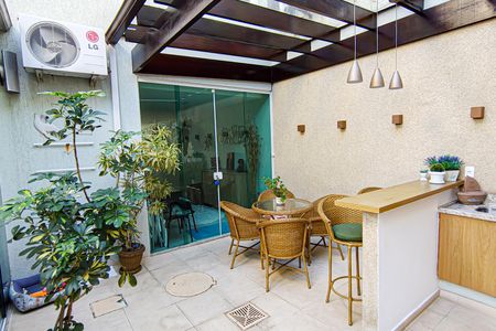 Casa de condomínio à venda com 177m², 4 quartos e 3 vagas Casa de condomínio à venda com 177m², 4 quartos e 3 vagasÁrea Gourmet