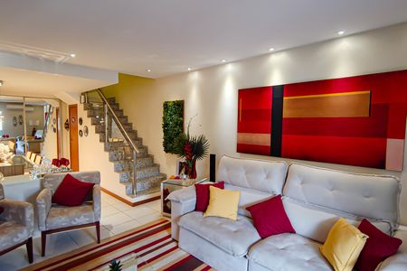 Casa de condomínio à venda com 177m², 4 quartos e 3 vagas Casa de condomínio à venda com 177m², 4 quartos e 3 vagasSala