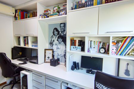 Casa de condomínio à venda com 177m², 4 quartos e 3 vagas Casa de condomínio à venda com 177m², 4 quartos e 3 vagasSuíte 2