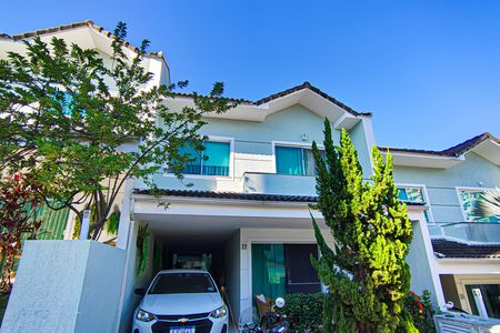 Casa de condomínio à venda com 177m², 4 quartos e 3 vagas Casa de condomínio à venda com 177m², 4 quartos e 3 vagasFachada