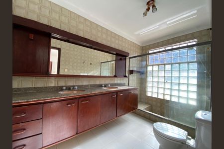 Casa de condomínio para alugar com 704m², 6 quartos e 2 vagasBanheiro 1