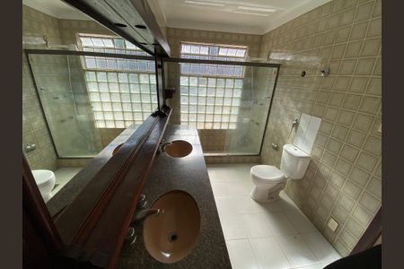 Casa de condomínio para alugar com 704m², 6 quartos e 2 vagasBanheiro 1