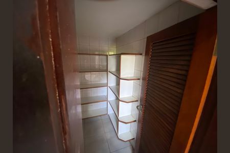 Casa de condomínio para alugar com 704m², 6 quartos e 2 vagasDispensa