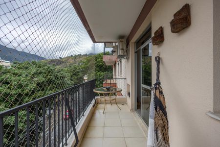 Apartamento à venda com 94m², 2 quartos e 1 vaga Apartamento à venda com 94m², 2 quartos e 1 vagaSala Varanda