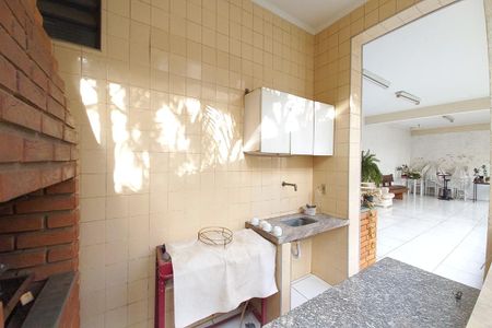 Casa à venda com 600m², 9 quartos e 4 vagas Casa à venda com 600m², 9 quartos e 4 vagasÁrea comum - Churrasqueira