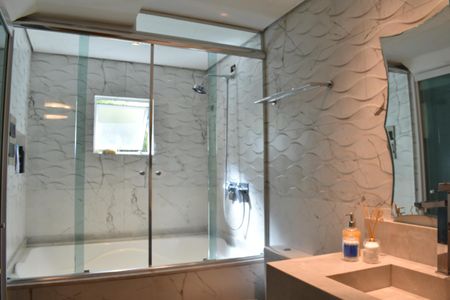 Casa para alugar com 540m², 4 quartos e 10 vagas Casa para alugar com 540m², 4 quartos e 10 vagasBanheiro da Suíte