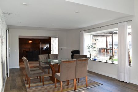 Casa para alugar com 540m², 4 quartos e 10 vagas Casa para alugar com 540m², 4 quartos e 10 vagasSala