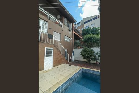 Casa à venda com 278m², 4 quartos e 4 vagasFundos