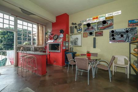 Casa à venda com 278m², 4 quartos e 4 vagasGaragem / Churrasqueira