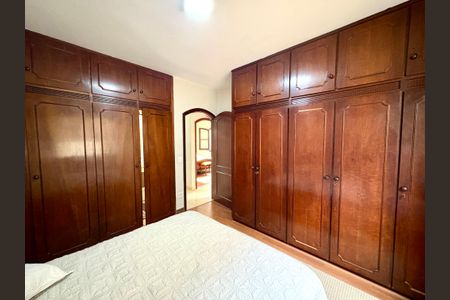 Casa à venda com 184m², 3 quartos e 2 vagasSuíte