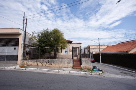 Casa à venda com 320m², 2 quartos e 2 vagas Casa à venda com 320m², 2 quartos e 2 vagasFachada