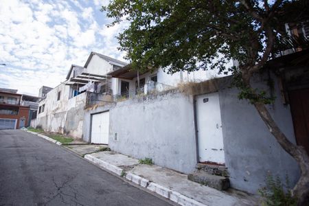 Casa à venda com 320m², 2 quartos e 2 vagas Casa à venda com 320m², 2 quartos e 2 vagasFachada