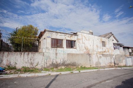 Casa à venda com 320m², 2 quartos e 2 vagas Casa à venda com 320m², 2 quartos e 2 vagasFachada