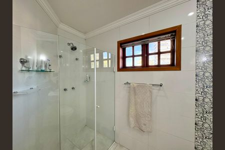 Casa à venda com 600m², 4 quartos e 7 vagasBanheiro da Suíte 2