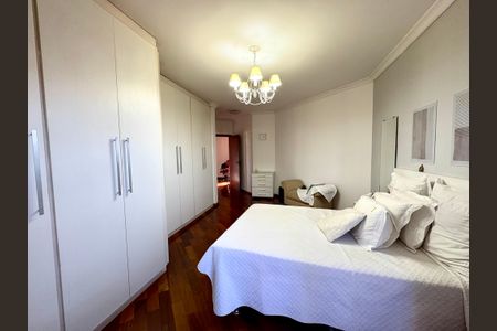 Casa à venda com 600m², 4 quartos e 7 vagasSuíte 2