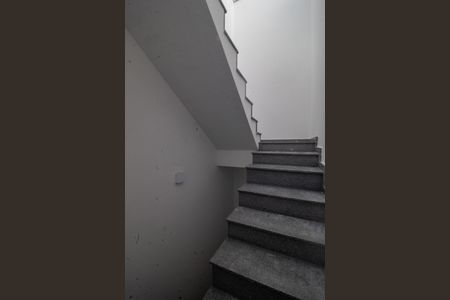 Casa de condomínio à venda com 120m², 3 quartos e 1 vagaEscada