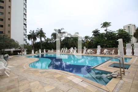 Apartamento à venda com 228m², 4 quartos e 2 vagasÁrea comum - Piscina