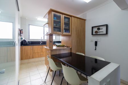 Apartamento à venda com 156m², 2 quartos e 2 vagasCozinha