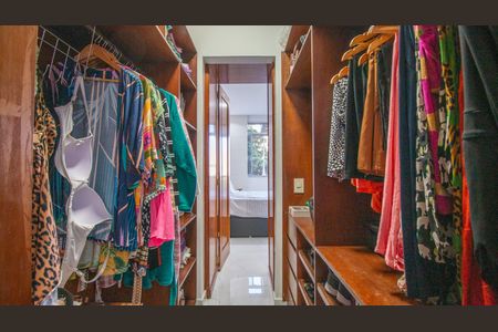 Apartamento à venda com 100m², 2 quartos e 1 vaga Apartamento à venda com 100m², 2 quartos e 1 vagaBanheiro Closet